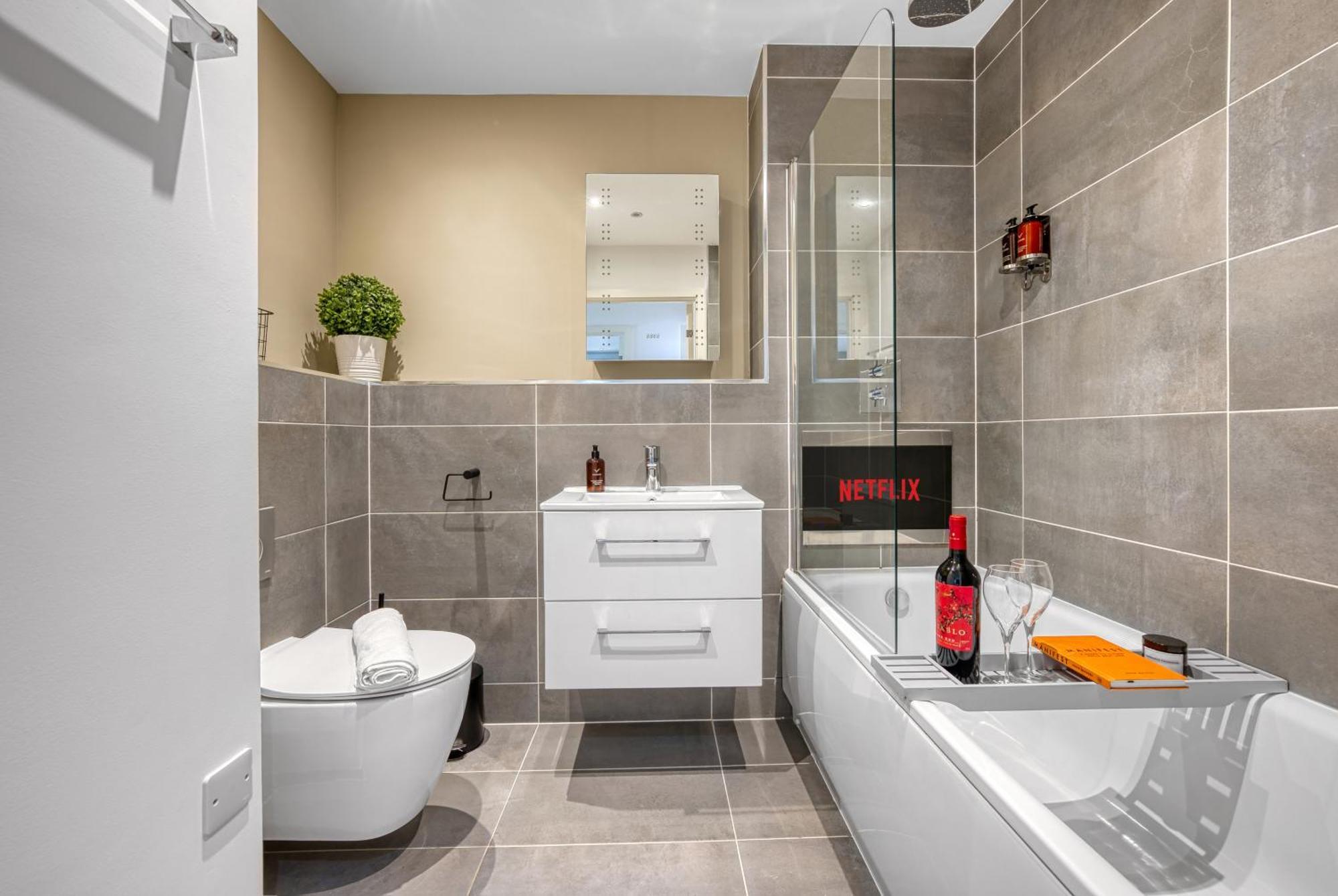 1 Bedroom Ocean Village Luxurious, Stylish & Cosy Apartment, Central Location In Southampton, Sleeps 4 - Summer Special Offer! - By Blue Puffin Stays Exteriér fotografie